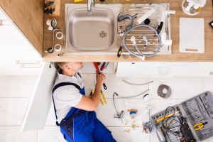 picyure-of-a-plumber-fixing-sink Picture of a professional plumber