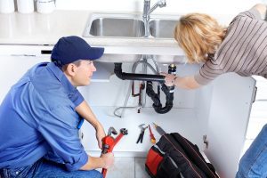 picture-of-a-plumber-with-the-customer Emergency Plumber in Fort Wayne, Indiana